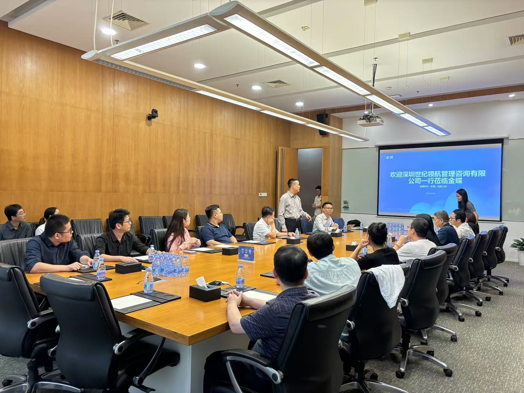 1730701359756819.jpg 13.座谈会照片.jpg